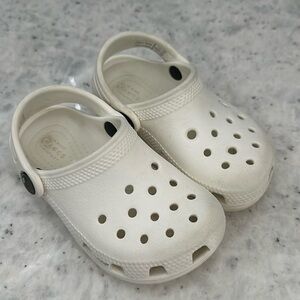 Kids 8c Crocs.